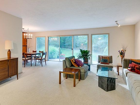 4th image of 2945 Forest Ln