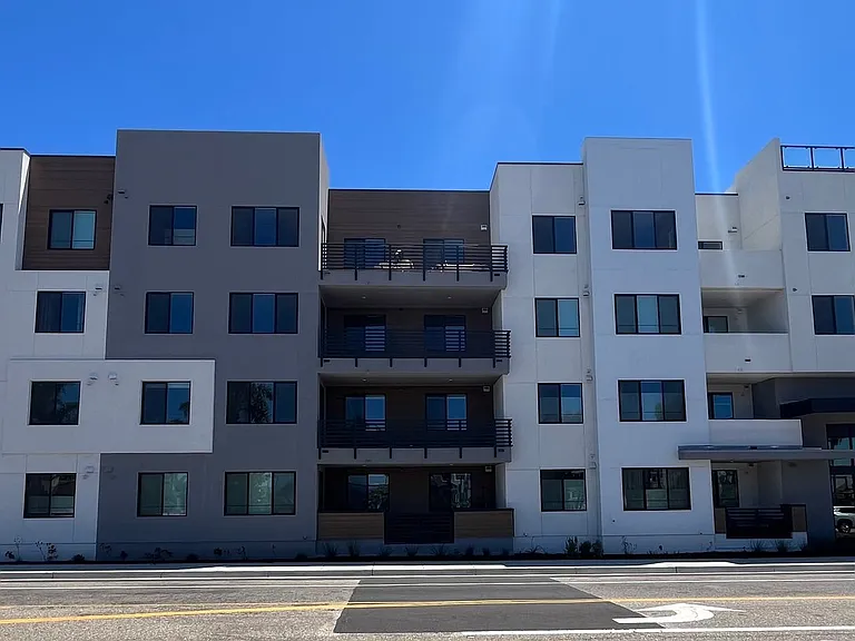 401 W Grand Ave #401 — Photo 2