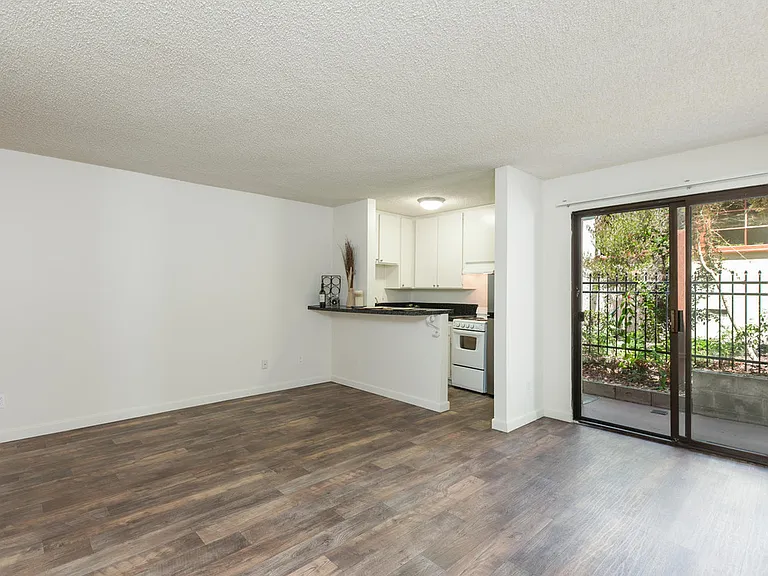 2185 Chatsworth Blvd, San Diego, CA 92107-Loma Highlands Apartment Homes Living Room