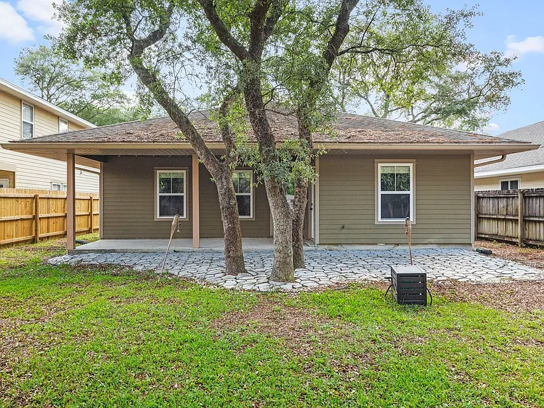 302 Palm Blvd N — Photo 39