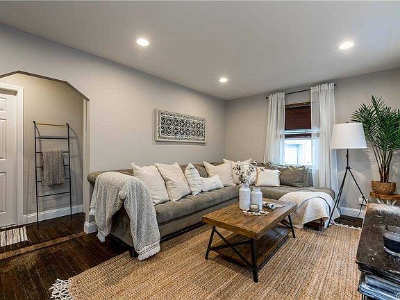 3rd image of 2354 Aberdeen St