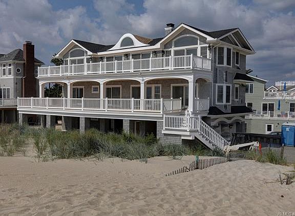 3rd image of 1011 Long Beach Blvd #D
