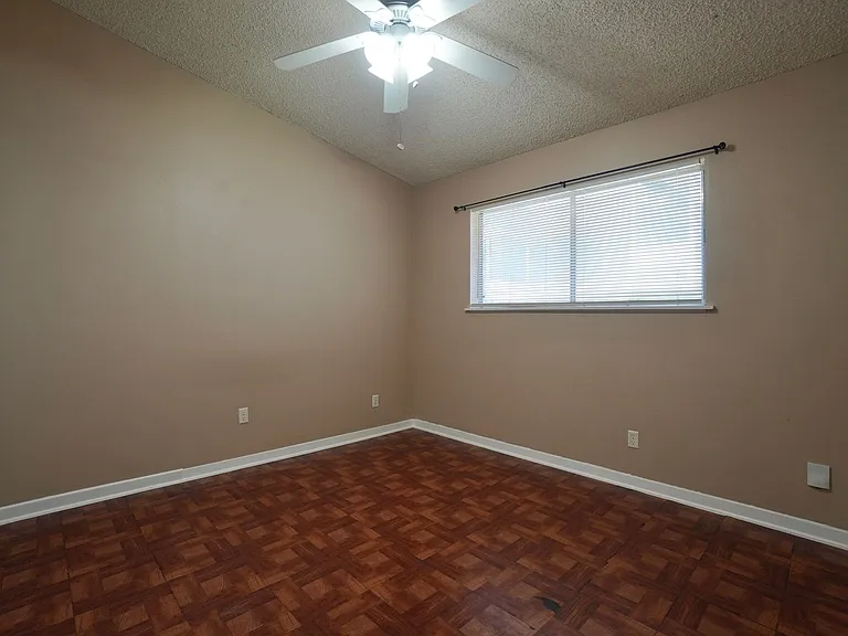618 W 51st St #104 — Photo 16