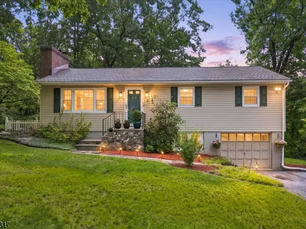 2 Oak Dr, Hampton Twp., NJ 07860