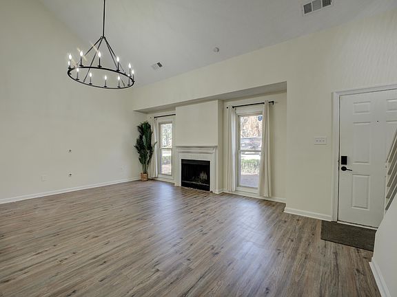 5th image of 1058 Park Court Dr