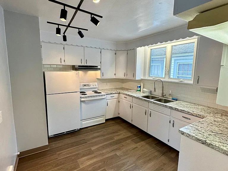 298 Nassau Ave #UPPER — Photo 2