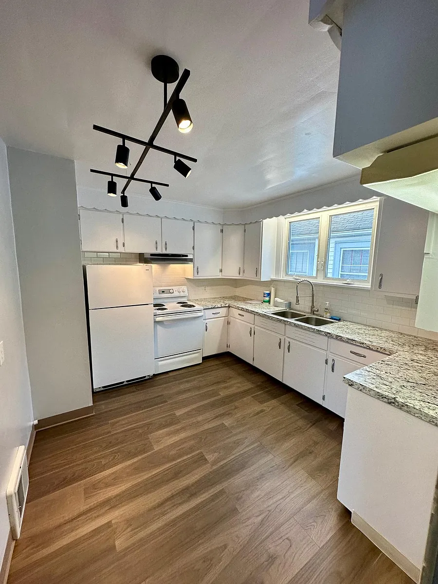 Building Photo - 298 Nassau Ave #UPPER