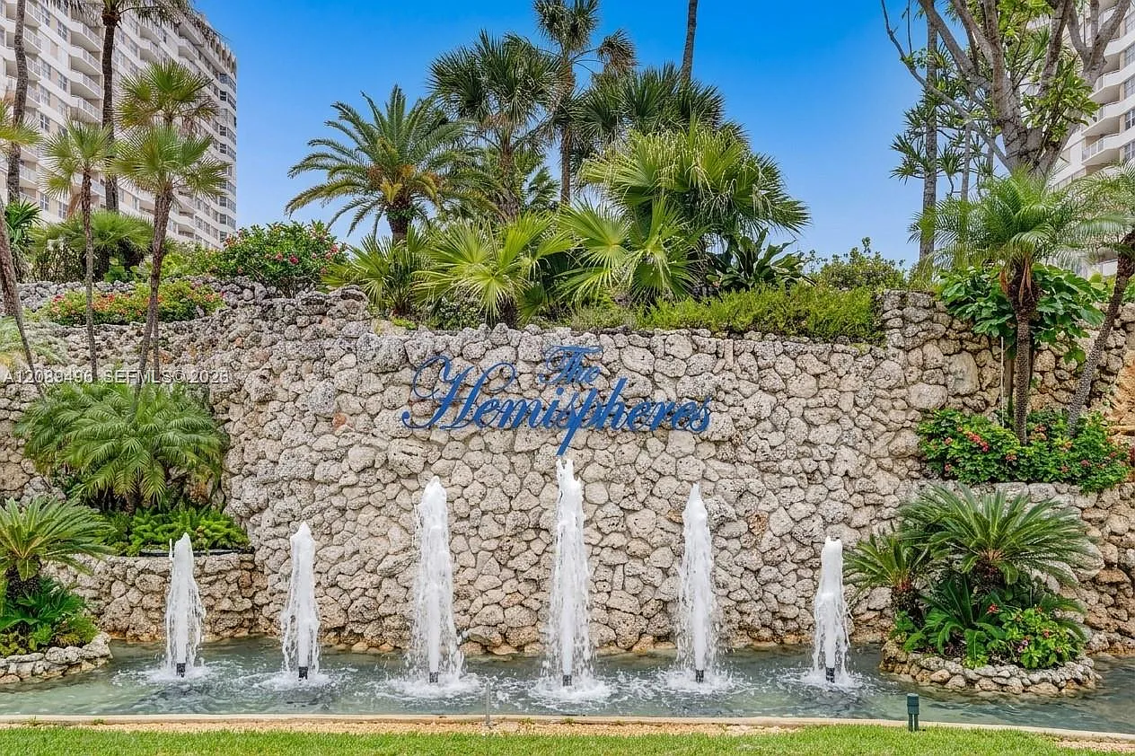 Hemispheres Condo — Photo 1