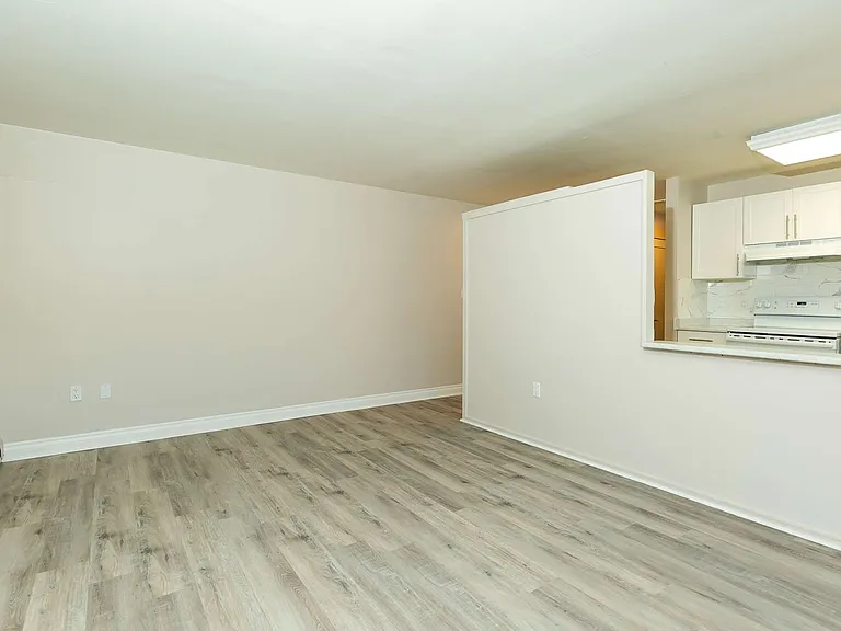 12507 Stony Plain Rd NW — Photo 7