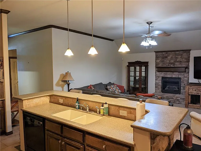 2508 Black Oaks Cir — Photo 9