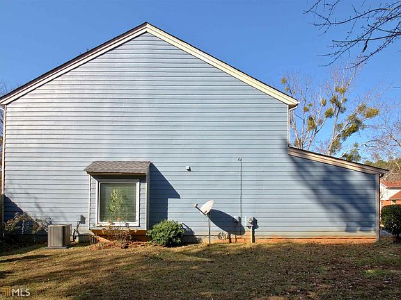 3rd image of 352 Lakeridge Ct