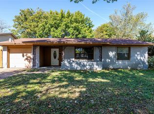 526 W Phillips Ct, Grand Prairie, TX 75051