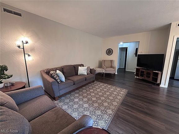 3rd image of 15925 Van Aken Blvd