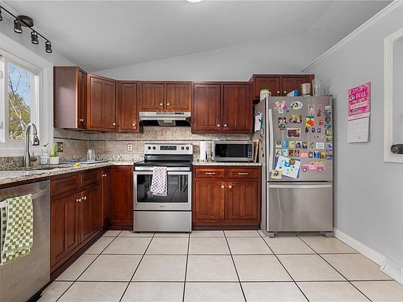 5th image of 11 Nichole Ln