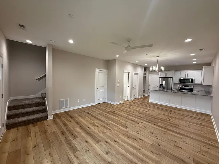 10101 Stark Dr — Photo 2