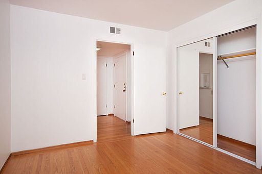 5th image of 2749 Gough St APT 1