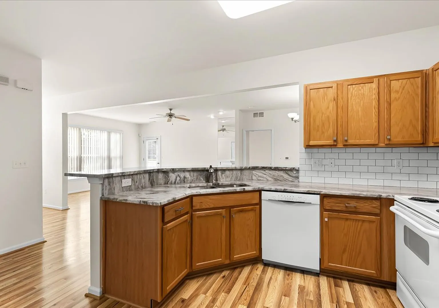 Maple Crossing Condo Comfort, Convenience & Location — Photo 2