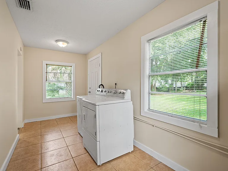 347 Lena St — Photo 19