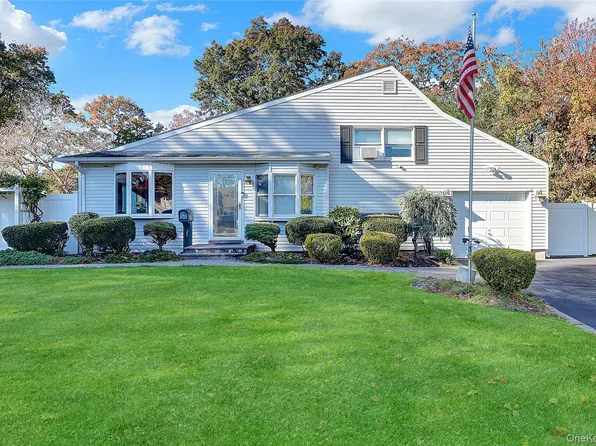 2 Fawn Place, Smithtown, NY 11787
