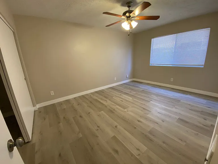 Two Bedroom Apartment Normal Heights with on-site Laundry and small dog friendly! — Photo 11