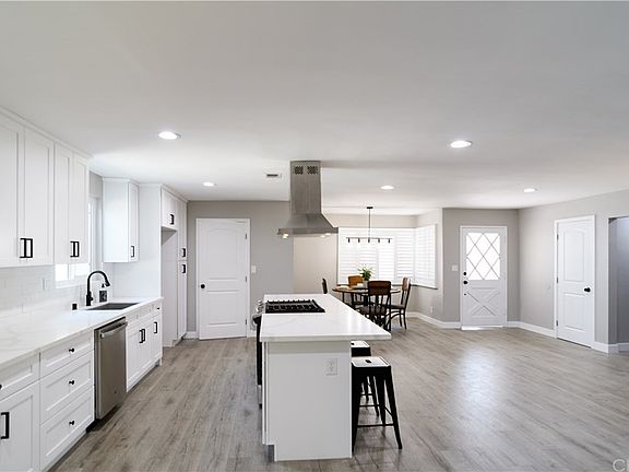 4th image of 525 Stanford Ave
