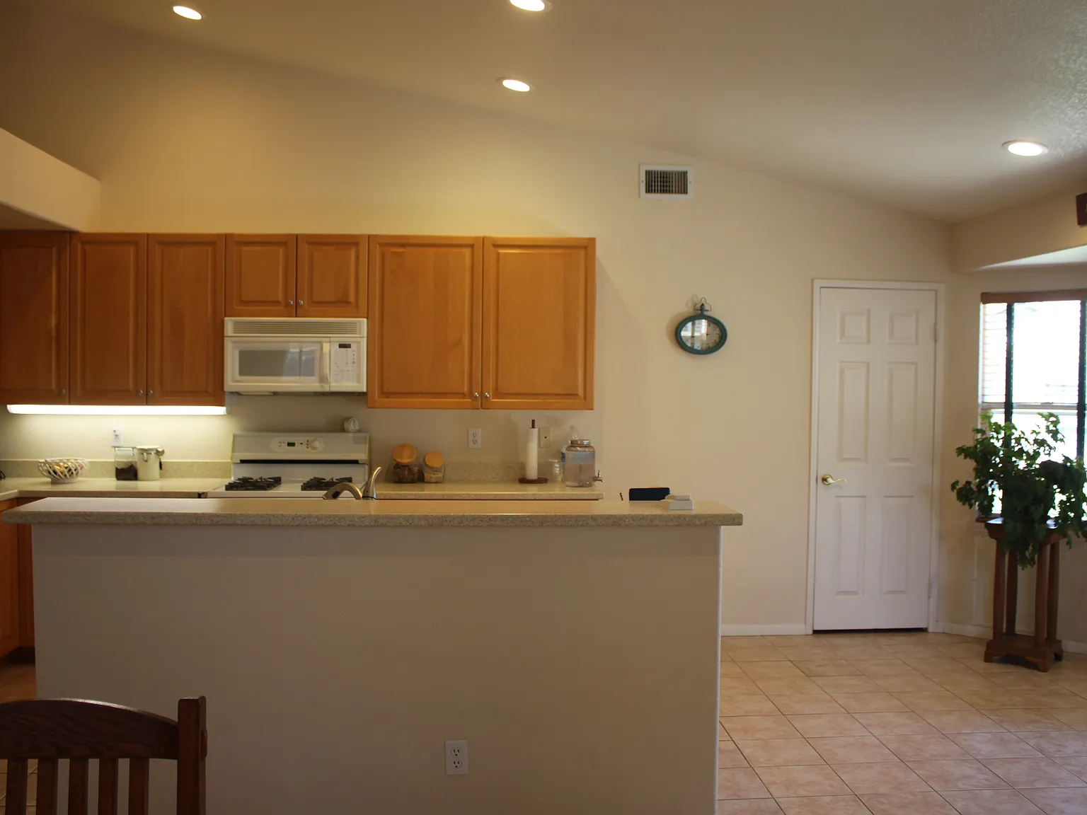 4 bed, 1938 sqft, $4,600 — Photo 4