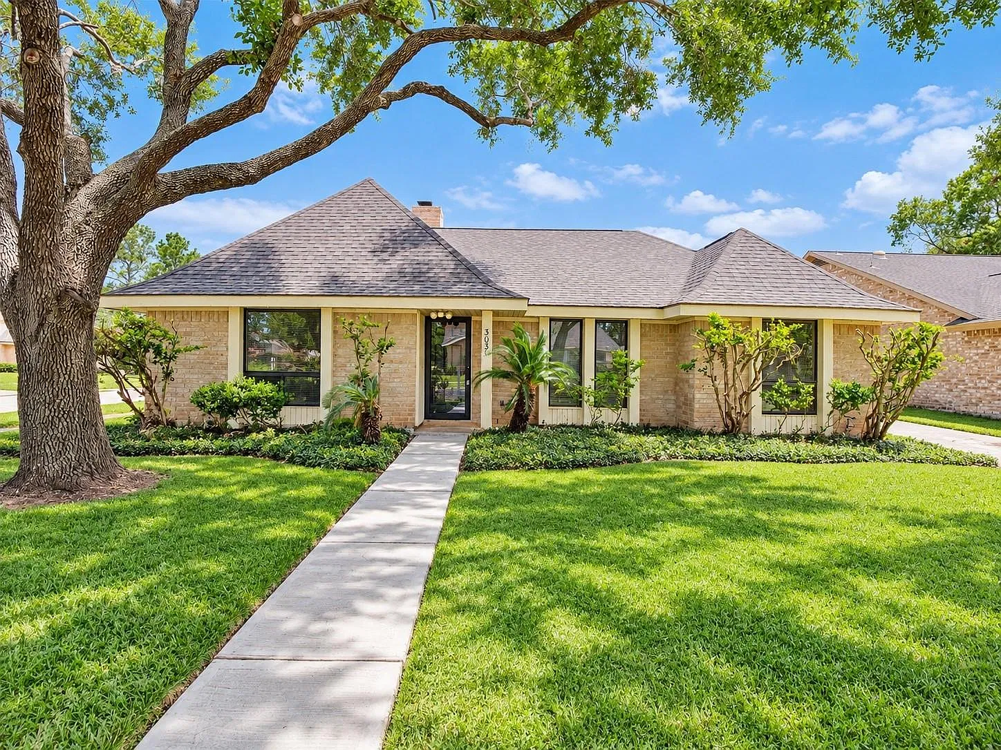 4 bed, 2.0 bath, 2447 sqft, $2,600 — Photo 1