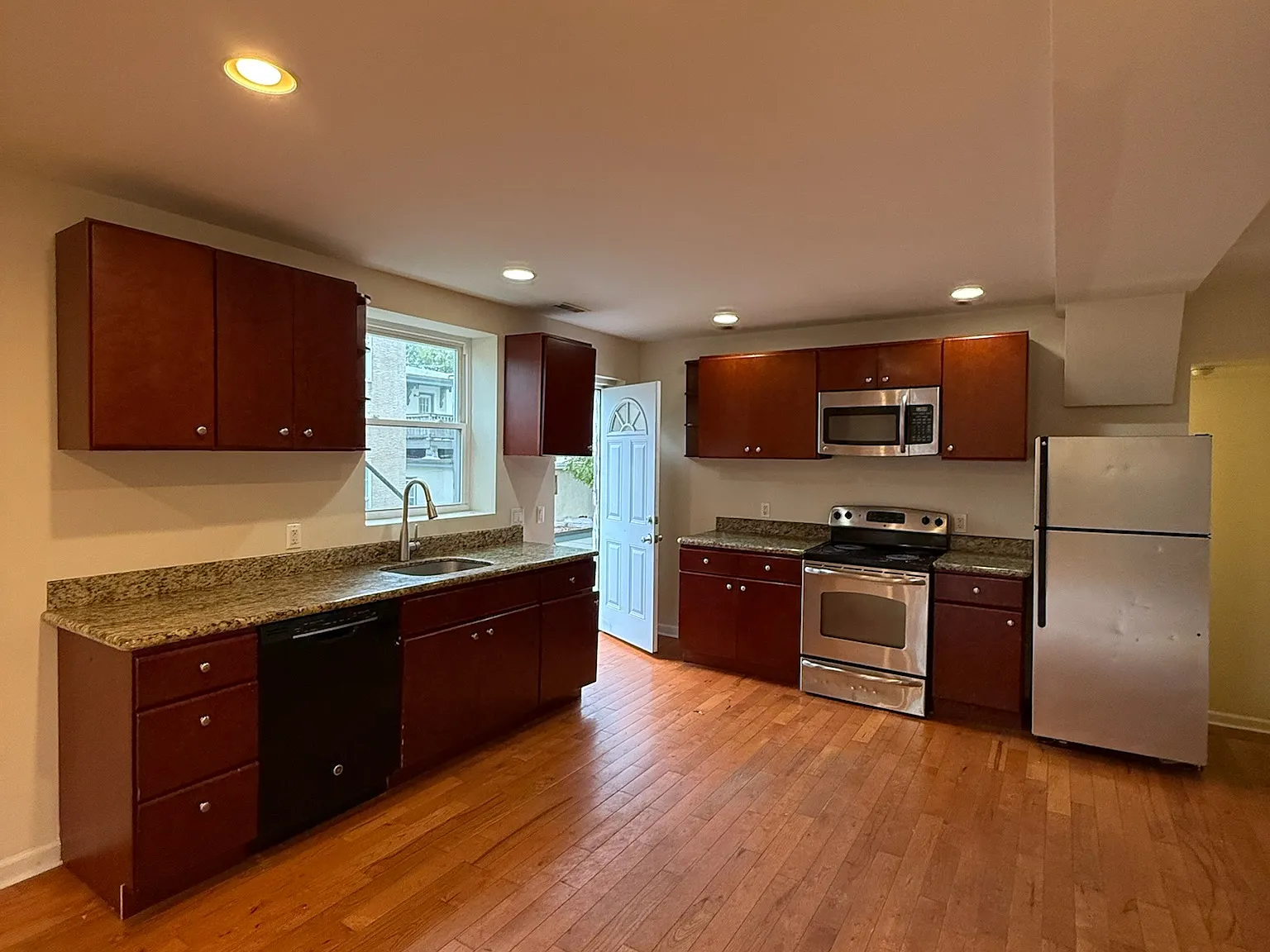4 bed, 2500 sqft, $2,700 — Photo 3