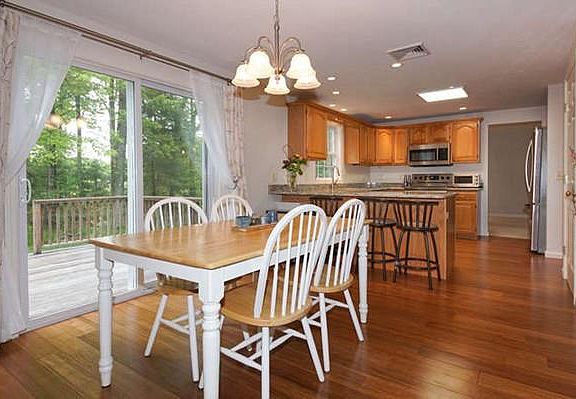 4th image of 48 Arrowwood Dr
