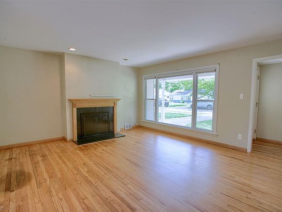 5th image of 15708 Kirkshire Ave