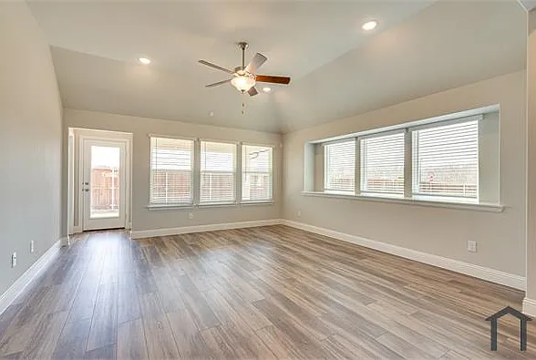 204 Rosewood Dr — Photo 29