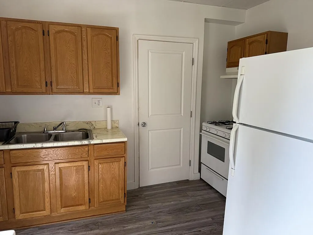 3 bed, 2.0 bath, 1800 sqft, $900 — Photo 4