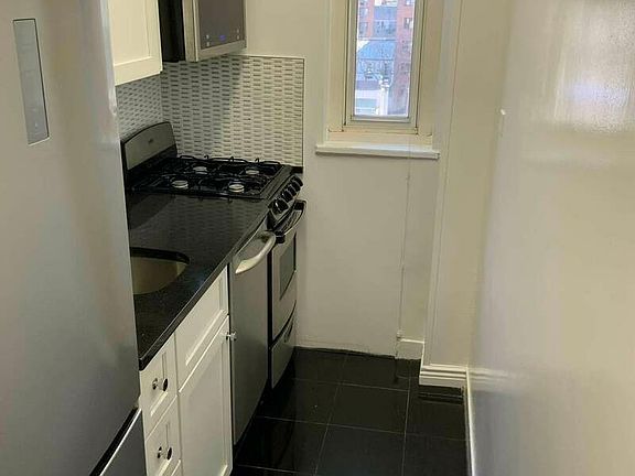 3rd image of 139 E 35th St APT 7B
