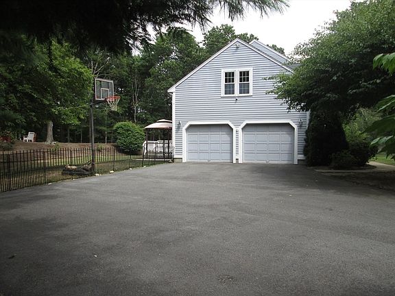 4th image of 26 Holly Tree Dr