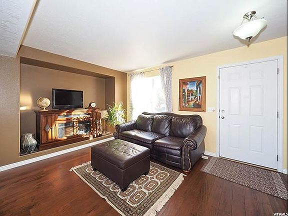 2nd image of 5441 N Ardennes Way