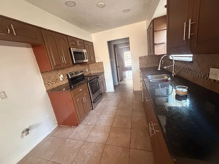 1112 Park Center Ct — Photo 14