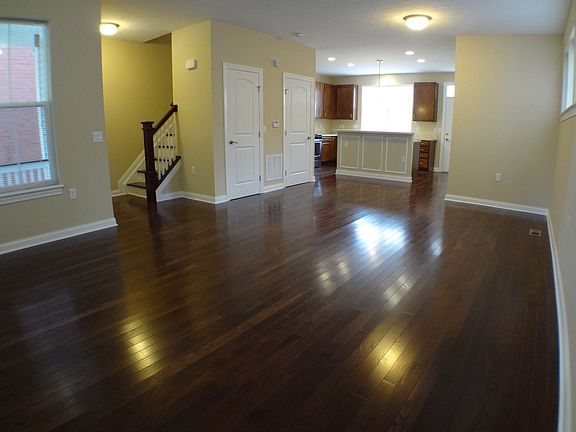 9 ft ceiling throughout