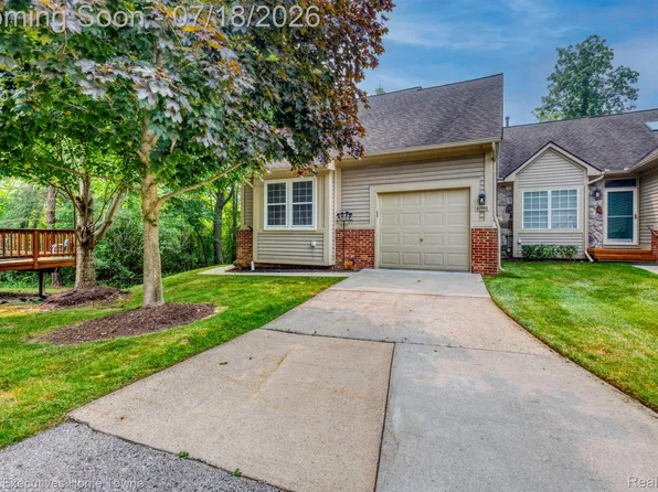 41993 Arrowhead Dr, Novi, MI 48377