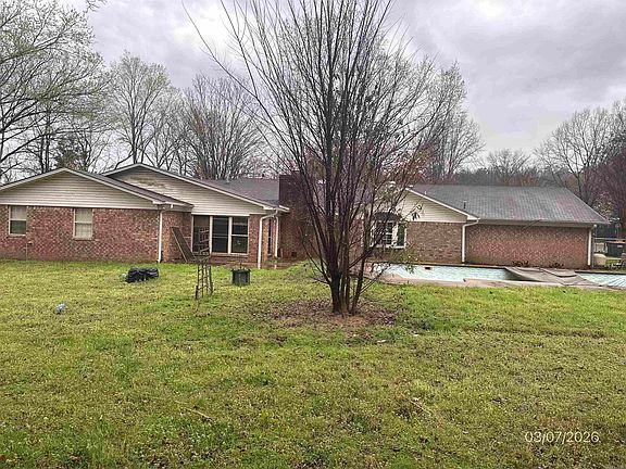 2nd image of 2710 Camelot Dr