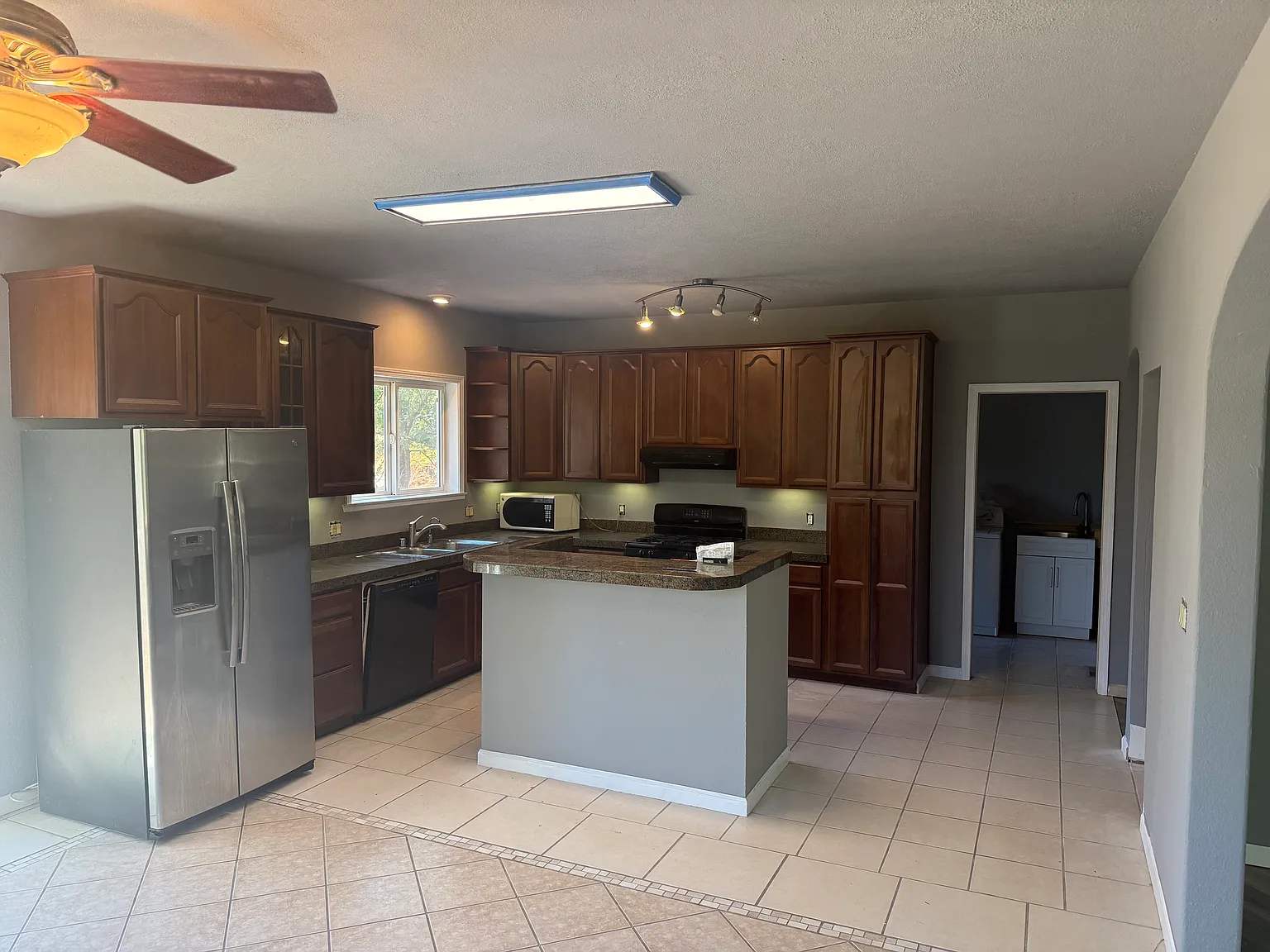 2 bed, 1000 sqft, $1,875 — Photo 2