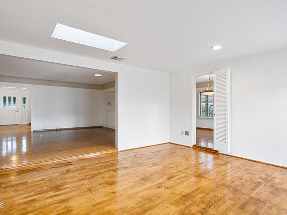 4th image of 1455 Avonrea Rd