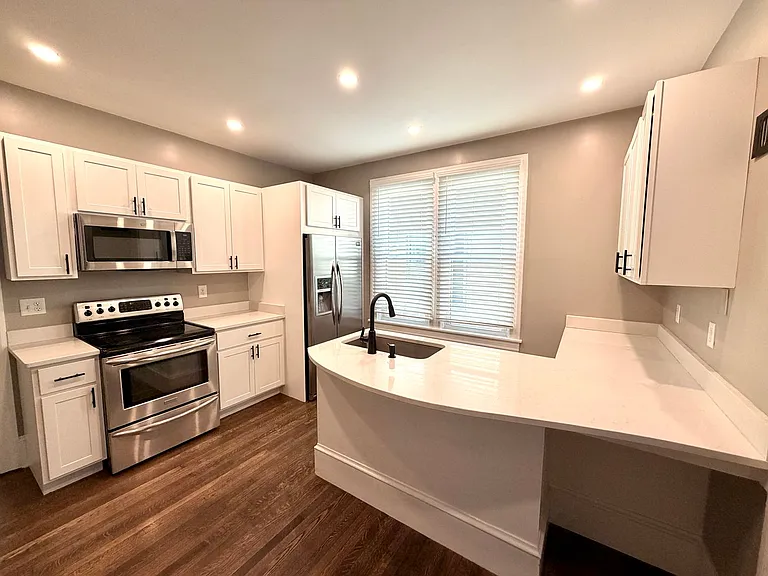 1050 Edgar Ave — Photo 2