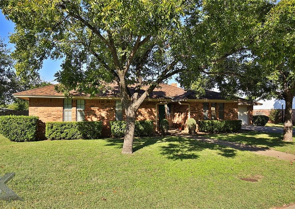1st image of 902 Green Valley Dr