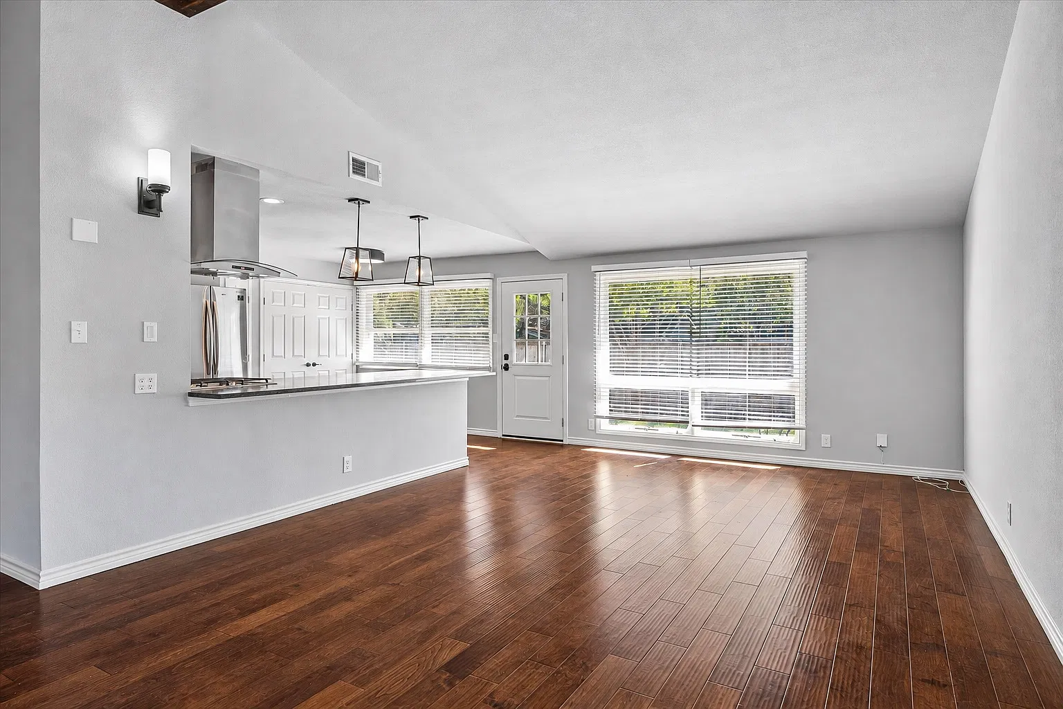 4 bed, 1966 sqft, $3,150 — Photo 4