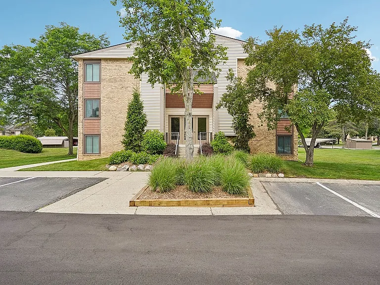Fairmont Park Apartments — Photo 2