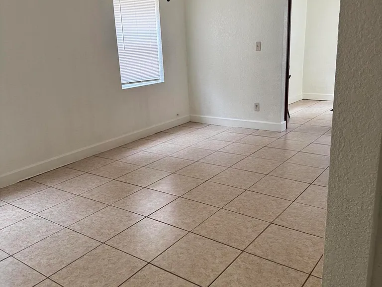2221 NW 6th Ct — Photo 7