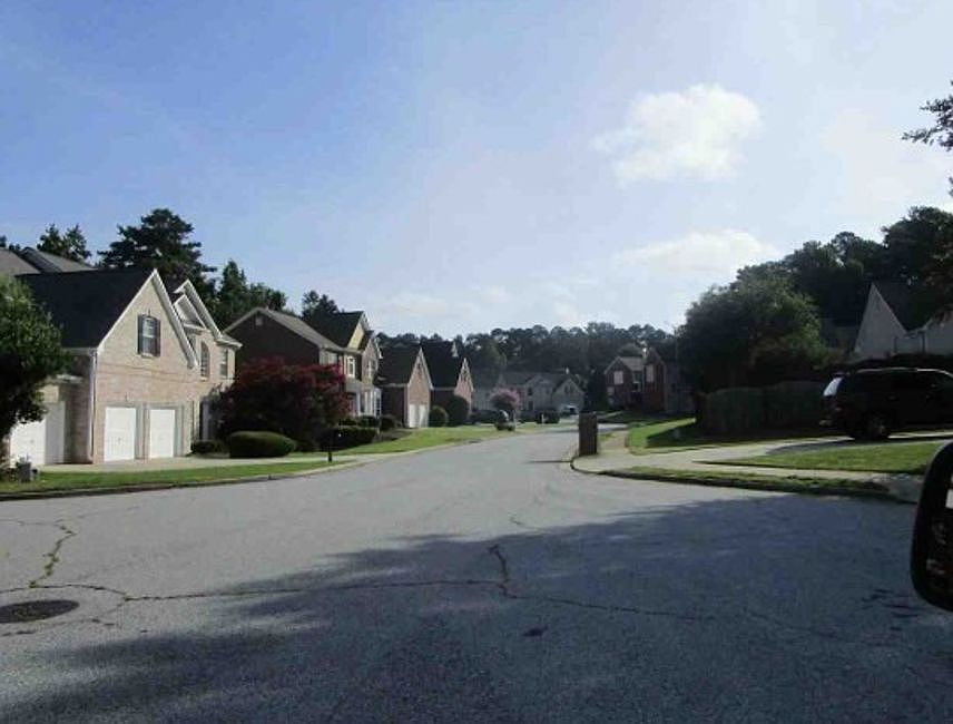 Exterior Neighborhood (street photo)