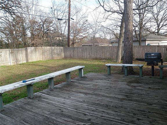 4th image of 1111 Merry Oaks Dr
