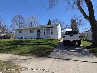 1015 Lathrop St photo 1