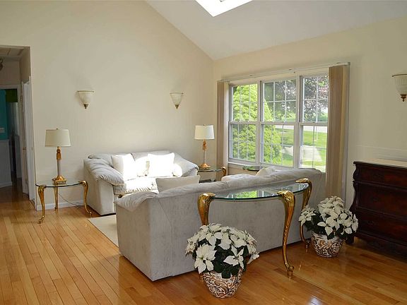 5th image of 51 Foxboro Ave